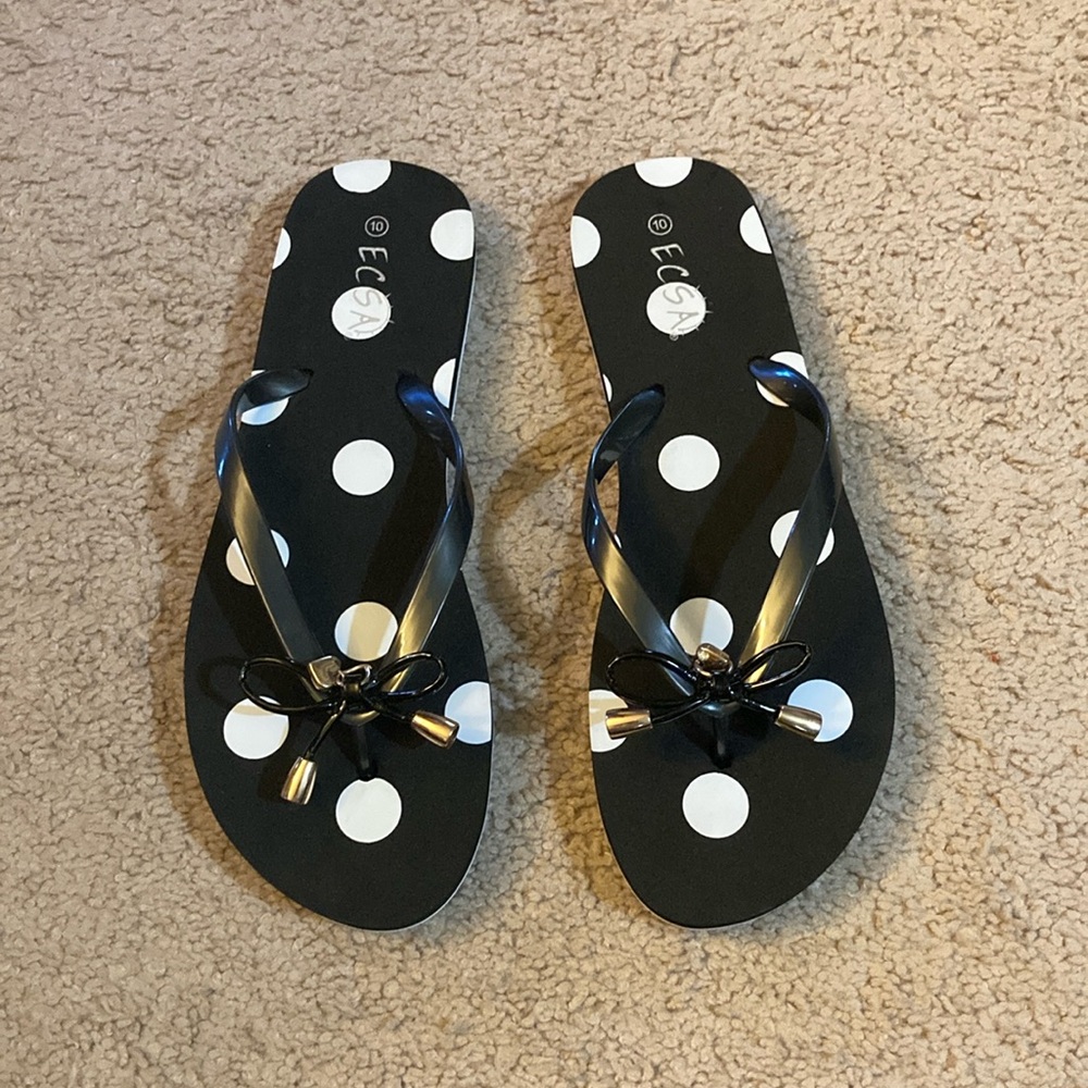 Polka dot new flip flops with bow size 10
